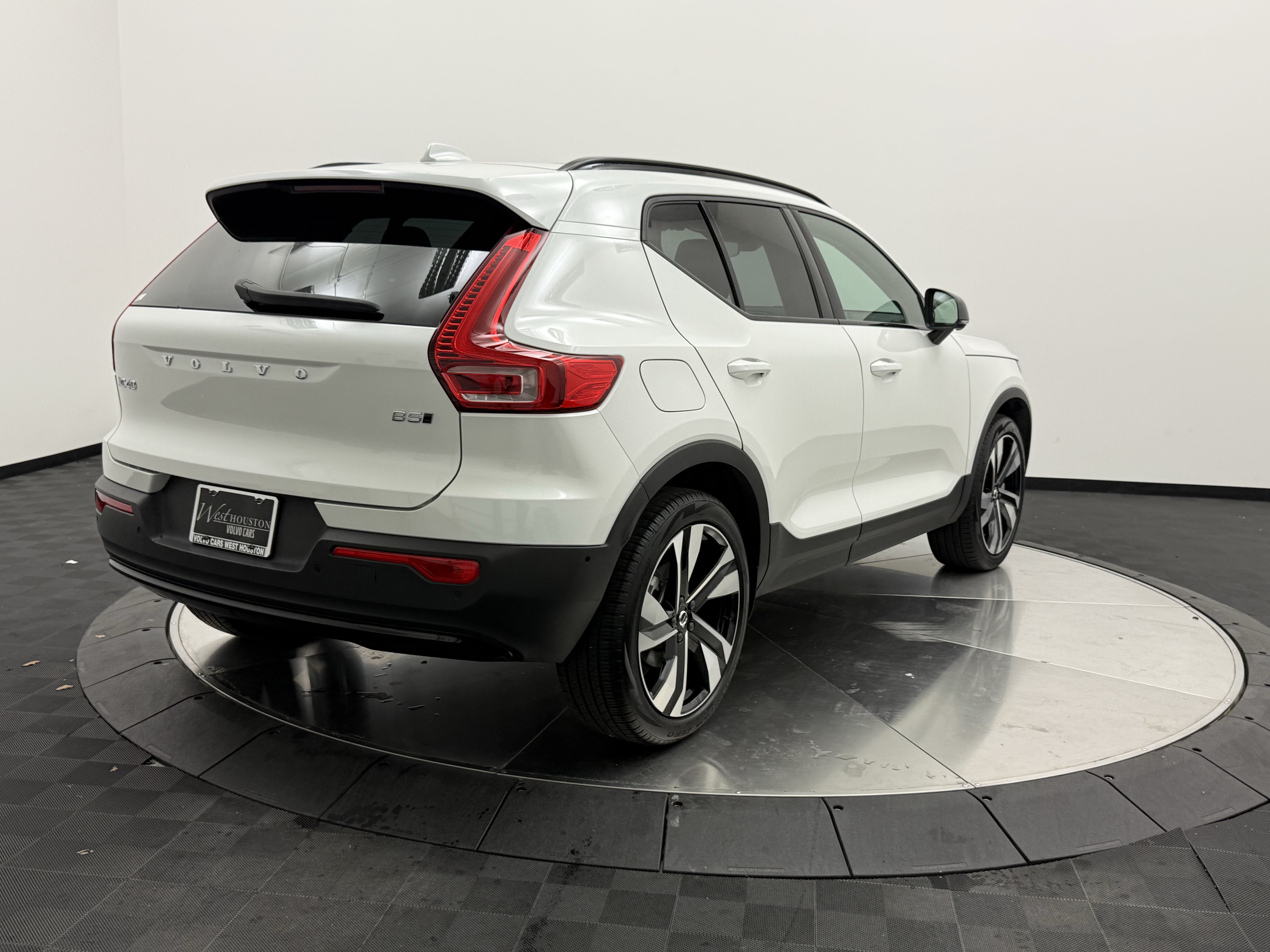 Certified 2025 Volvo XC40 B5 Ultra AWD/4WD image 7