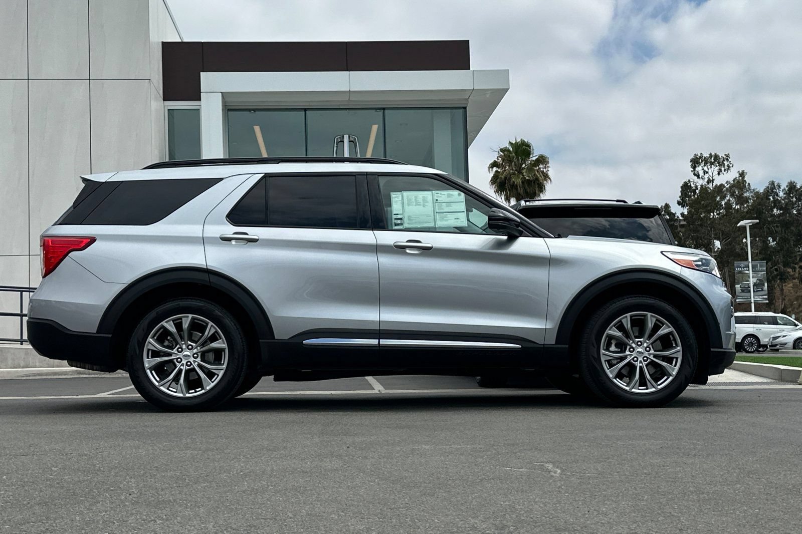 Certified 2022 Ford Explorer XLT w/ Equipment Group 202A RWD image 2
