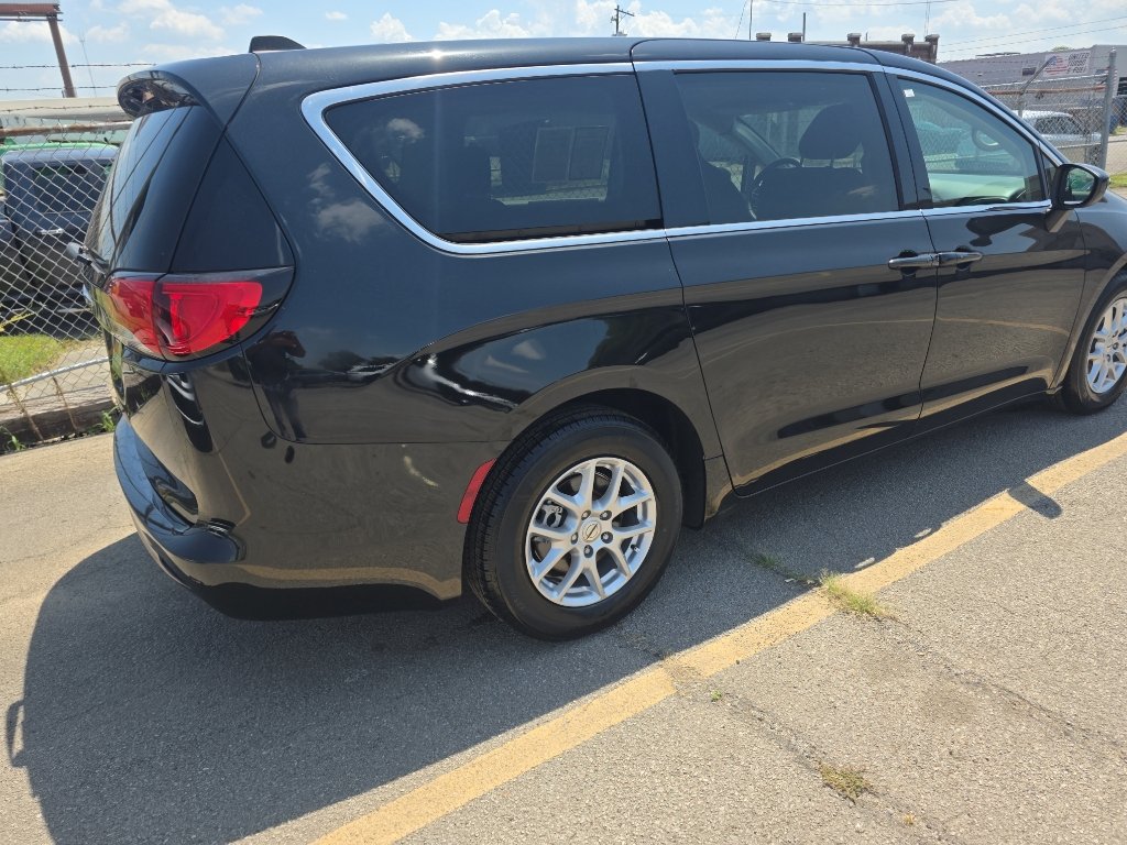 Used 2022 Chrysler Voyager LX FWD image 26