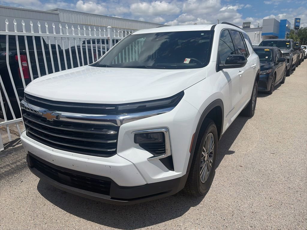 Used 2025 Chevrolet Traverse LT FWD image 2
