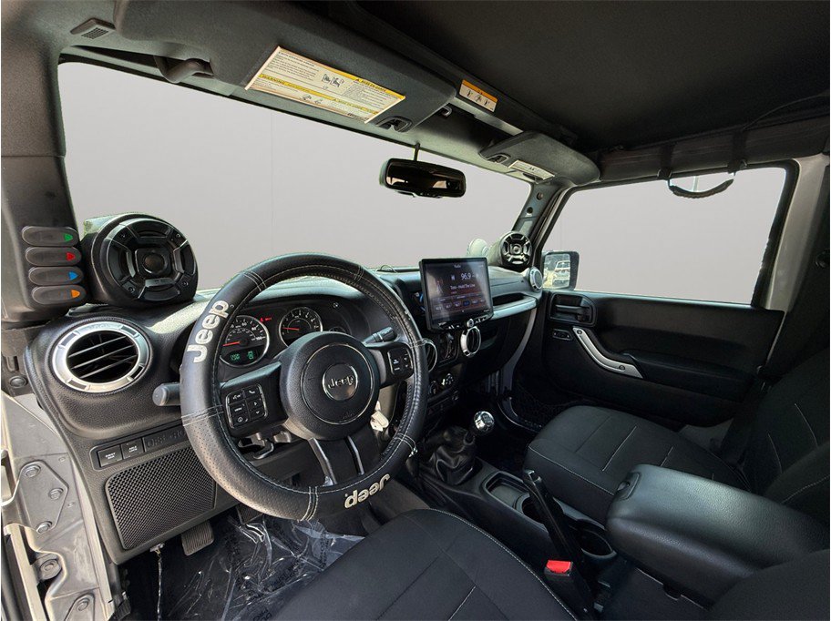 Used 2015 Jeep Wrangler Unlimited Rubicon w/ Connectivity Group AWD/4WD image 6