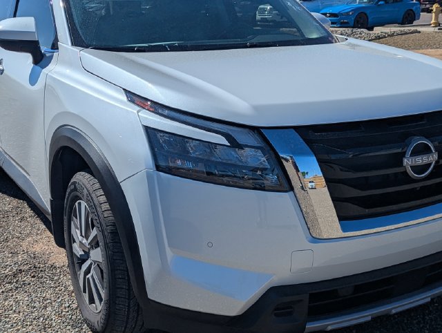 Used 2025 Nissan Pathfinder SL FWD image 4