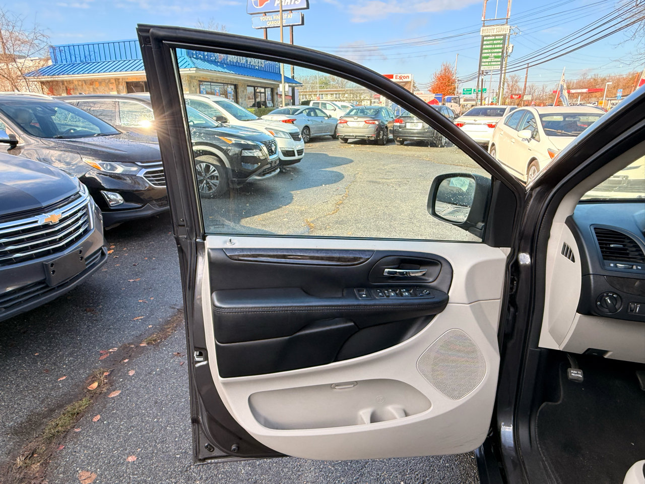 Used 2019 Dodge Grand Caravan SE w/ UConnect Hands-Free Group image 15