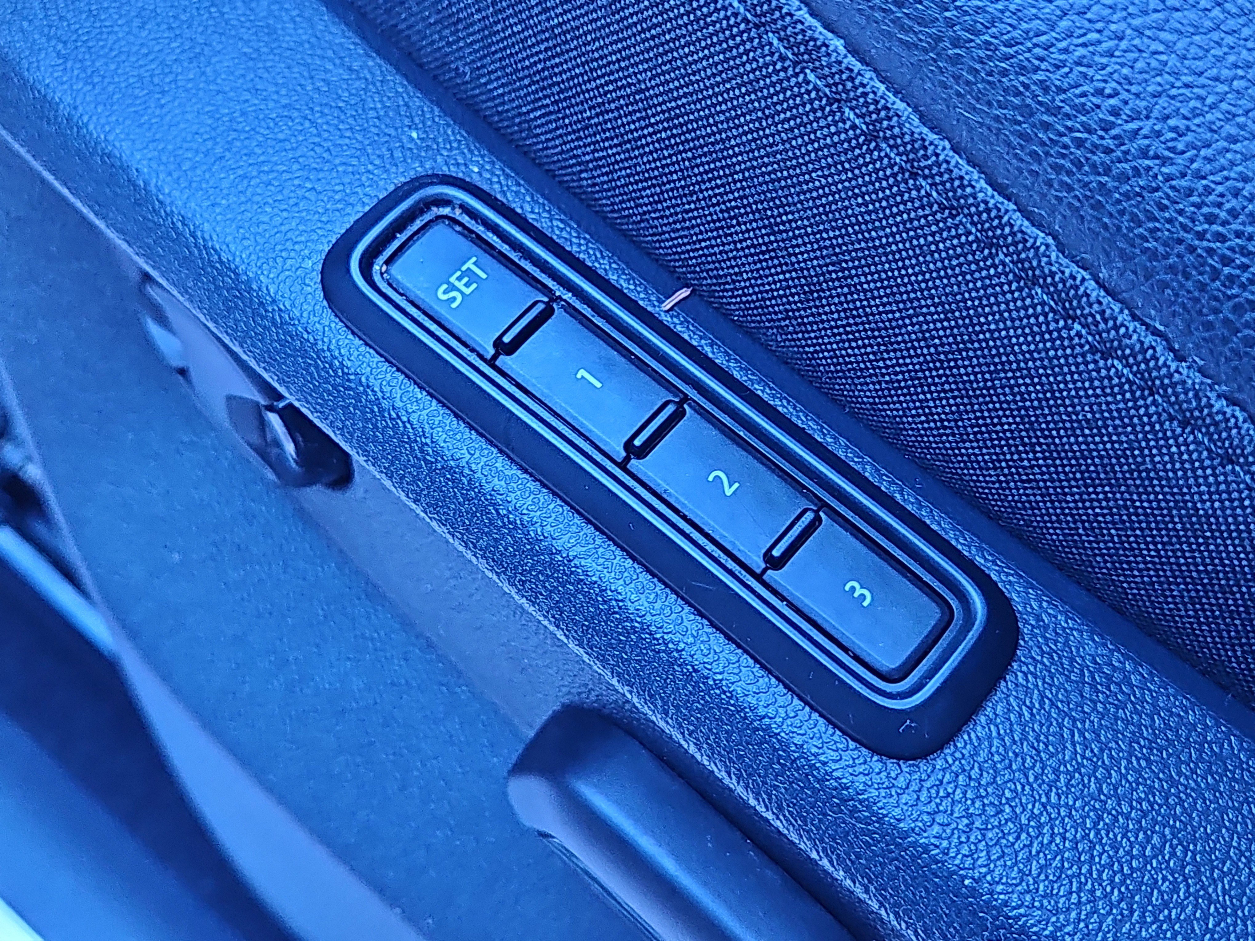 Used 2019 Volkswagen Tiguan SEL Premium image 14