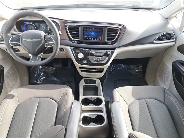 Used 2020 Chrysler Voyager L image 14