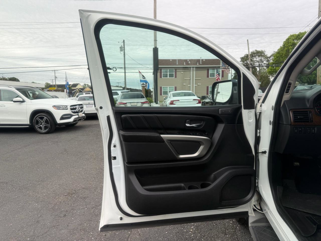 Used 2015 Nissan Armada Platinum w/ 2nd Row Captain Seat Package AWD/4WD image 9
