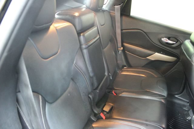 Used 2017 Jeep Cherokee Limited w/ Luxury Group AWD/4WD image 9