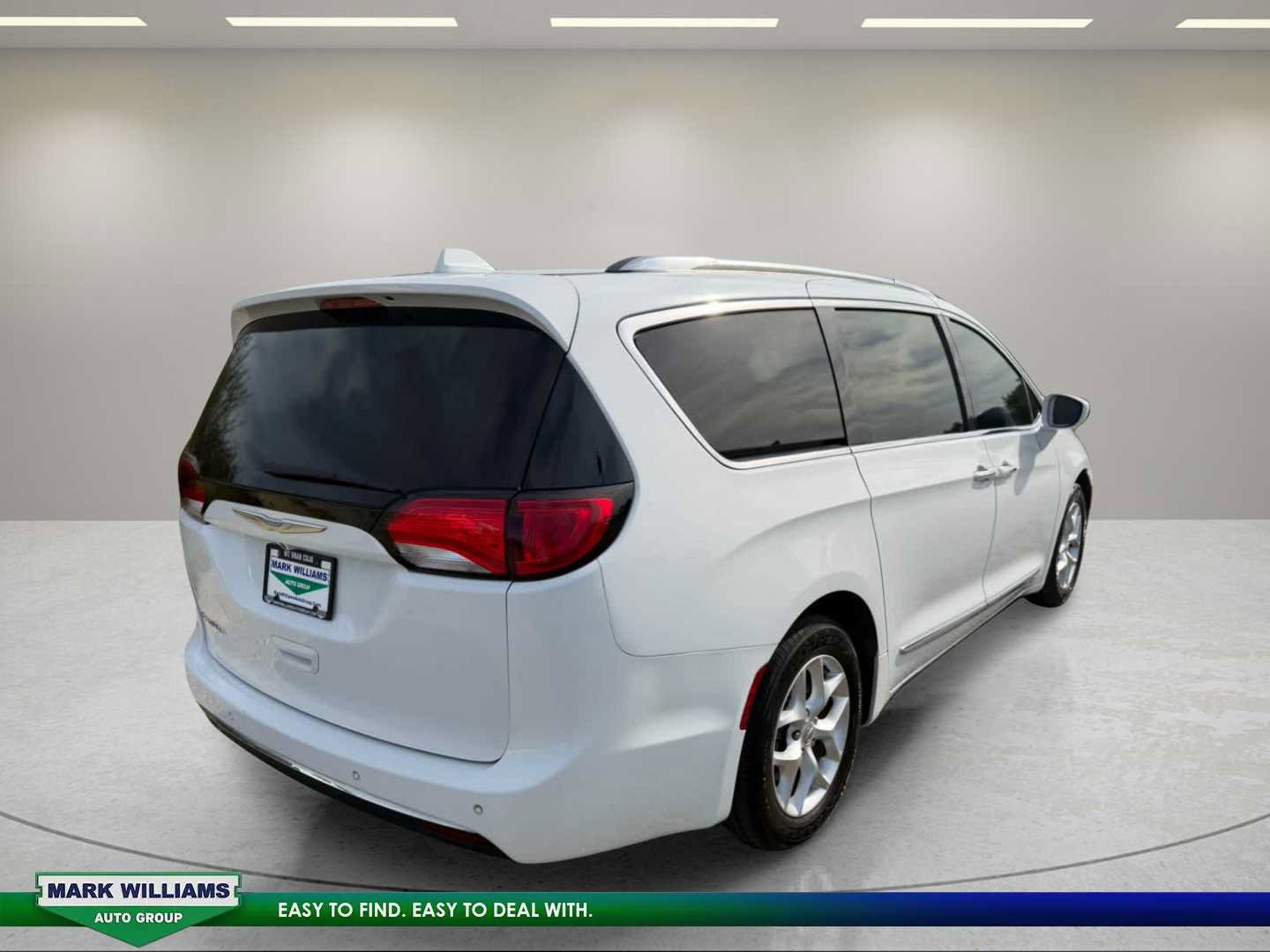 Used 2017 Chrysler Pacifica Touring-L Plus w/ Tire & Wheel Group FWD image 3