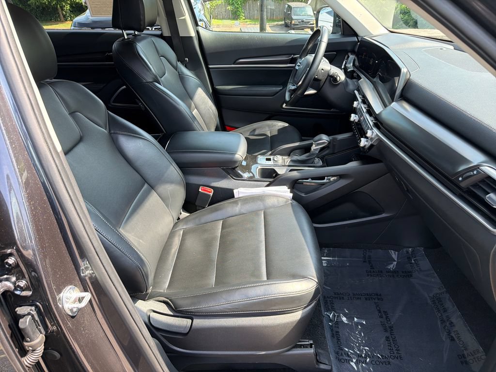 Used 2025 Kia Telluride LX FWD image 13
