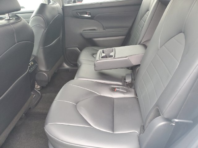 Used 2024 Toyota Highlander XLE AWD/4WD image 13