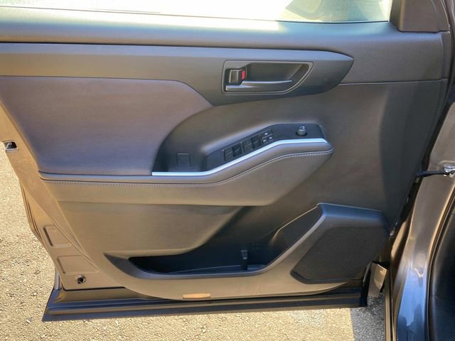 Used 2022 Toyota Highlander L image 12