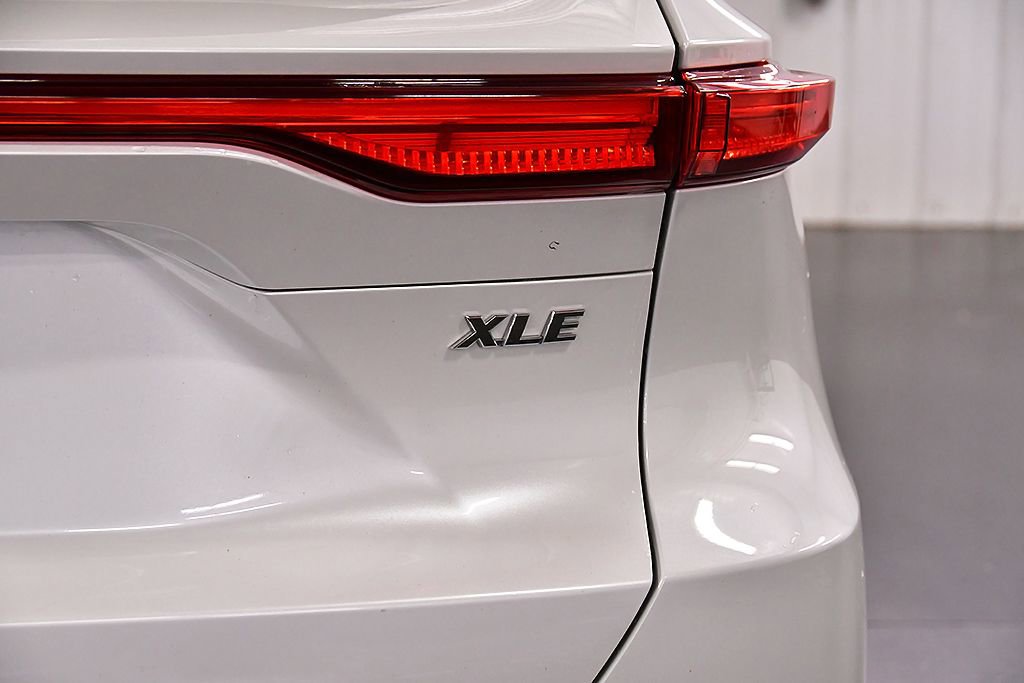 Used 2023 Toyota Venza XLE image 13