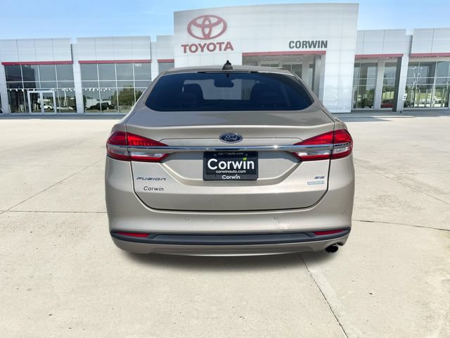 Used 2017 Ford Fusion SE w/ Fusion SE Technology Package FWD image 4