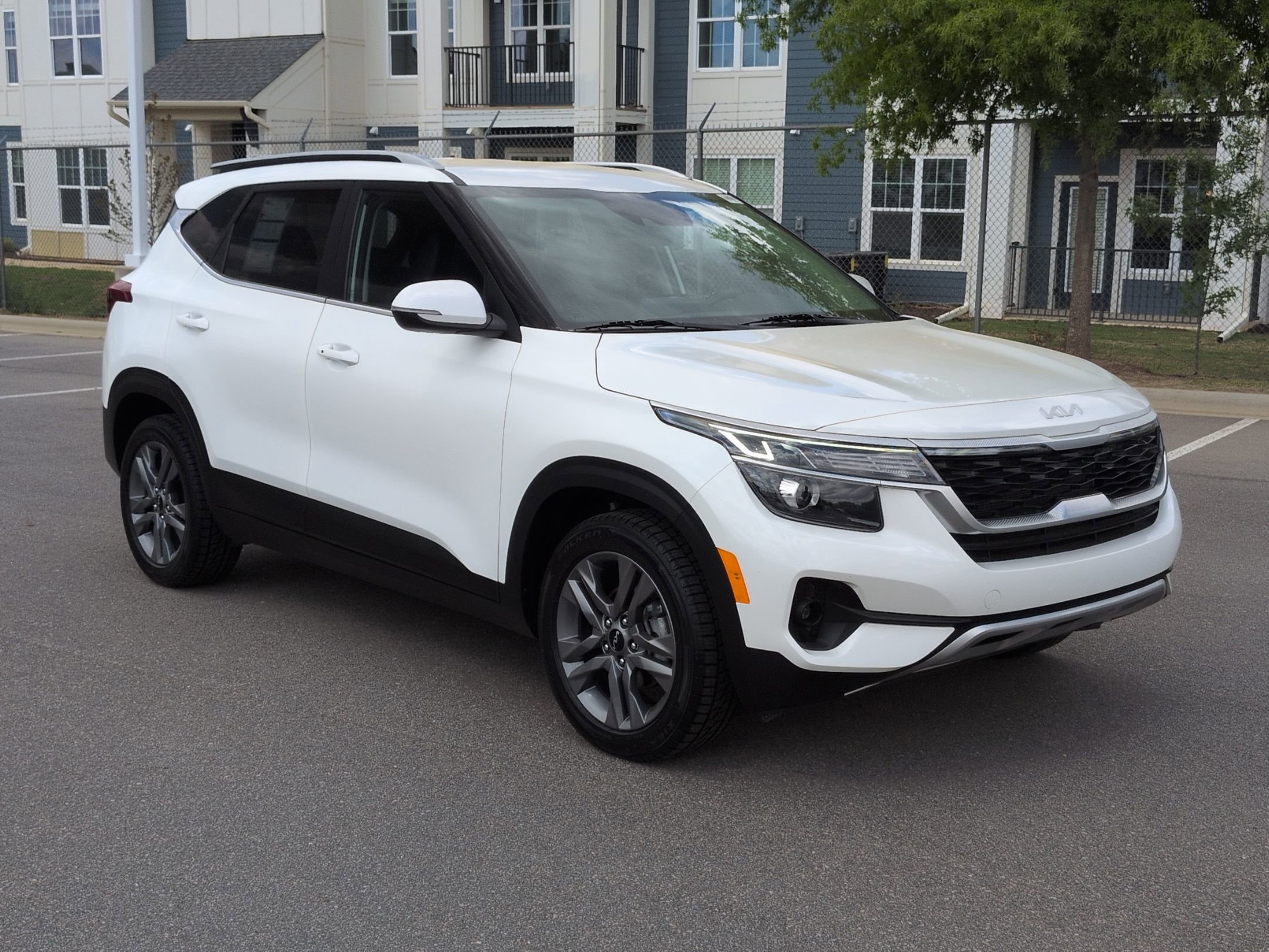 Used 2023 Kia Seltos S w/ Navigation Package FWD image 2