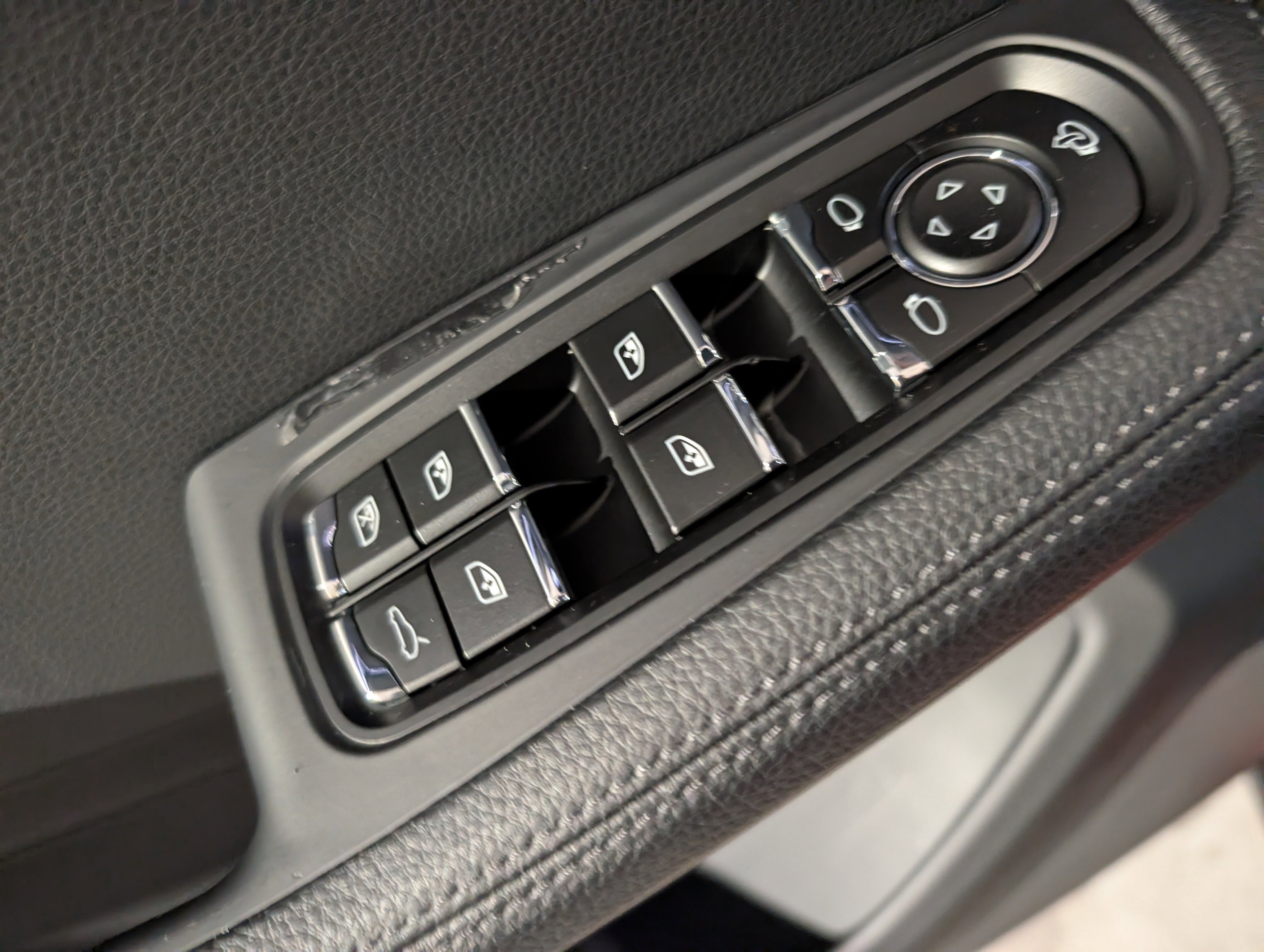 Certified 2025 Porsche Macan image 21