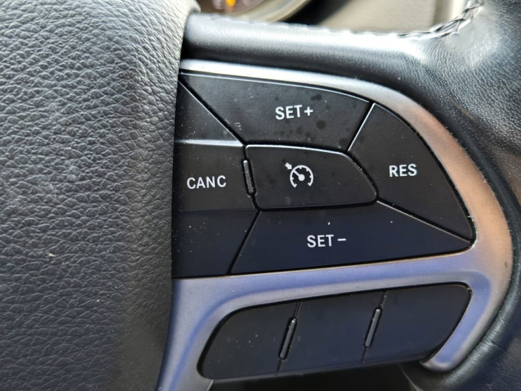 Used 2021 Jeep Grand Cherokee Laredo image 25