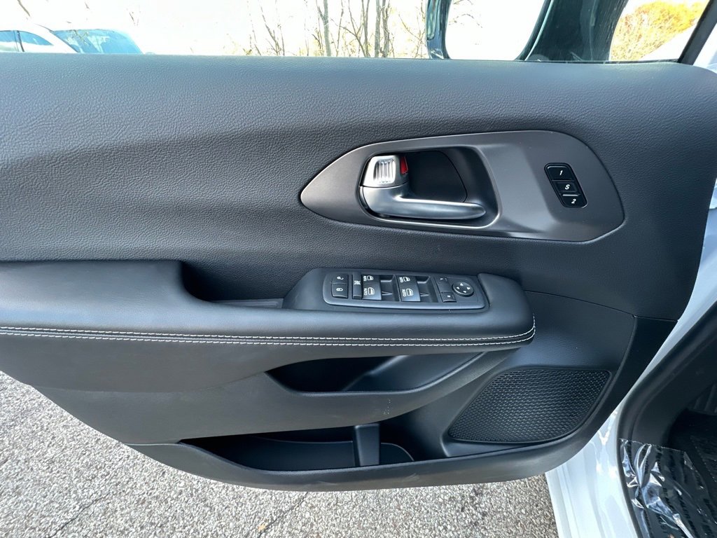 New 2026 Chrysler Pacifica Select image 17
