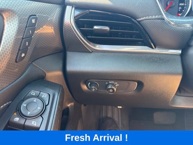 Used 2023 Chevrolet Traverse Premier FWD image 9