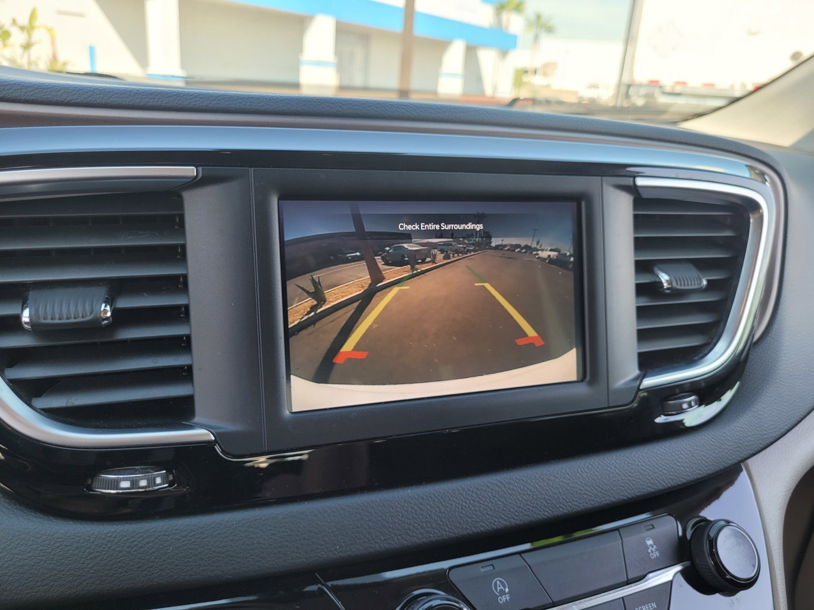 Used 2023 Chrysler Voyager LX image 17