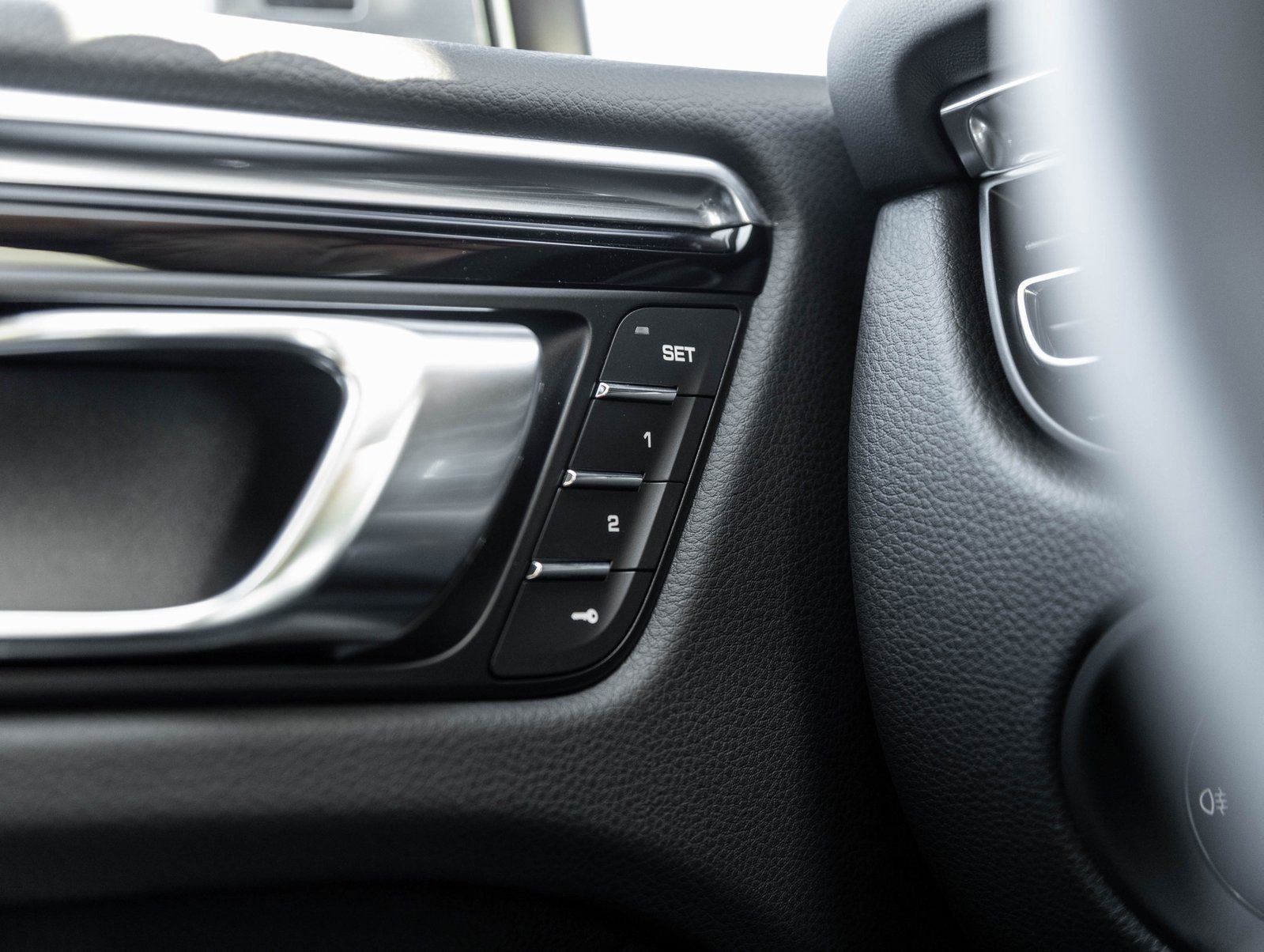 New 2026 Porsche Macan Turbo image 18