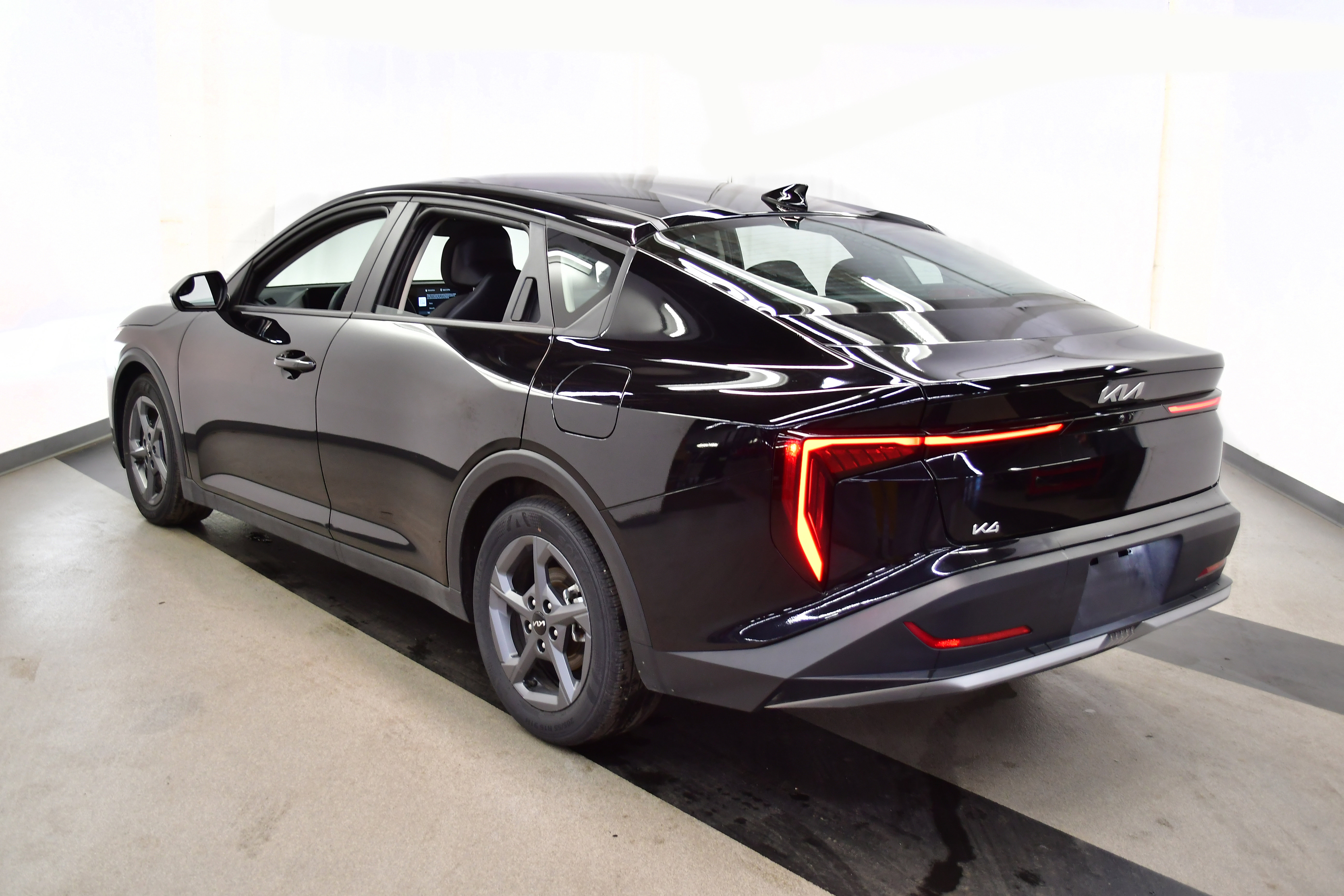 Used 2025 Kia K4 LXS image 5