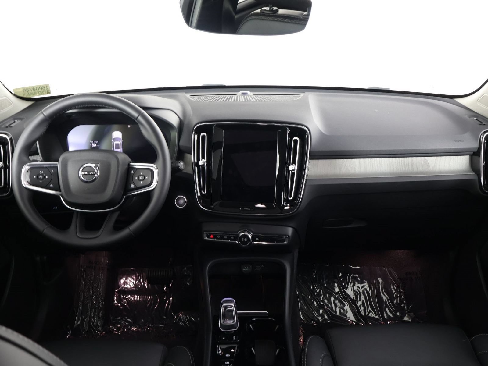 Certified 2025 Volvo XC40 B5 Plus AWD/4WD image 7