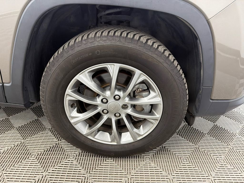 Used 2019 Jeep Cherokee Latitude Plus w/ Comfort/Convenience Group image 13