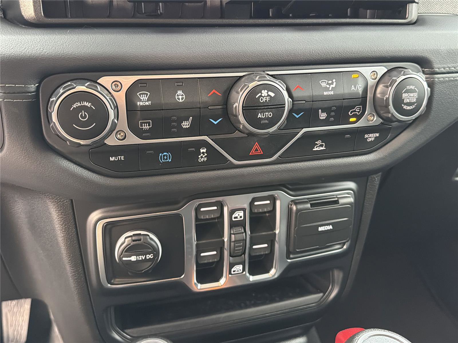 Used 2025 Jeep Wrangler Sahara image 31