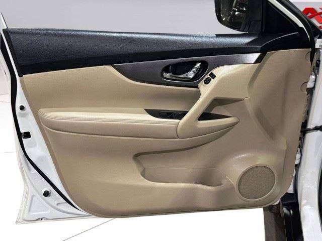 Used 2016 Nissan Rogue SV FWD image 31