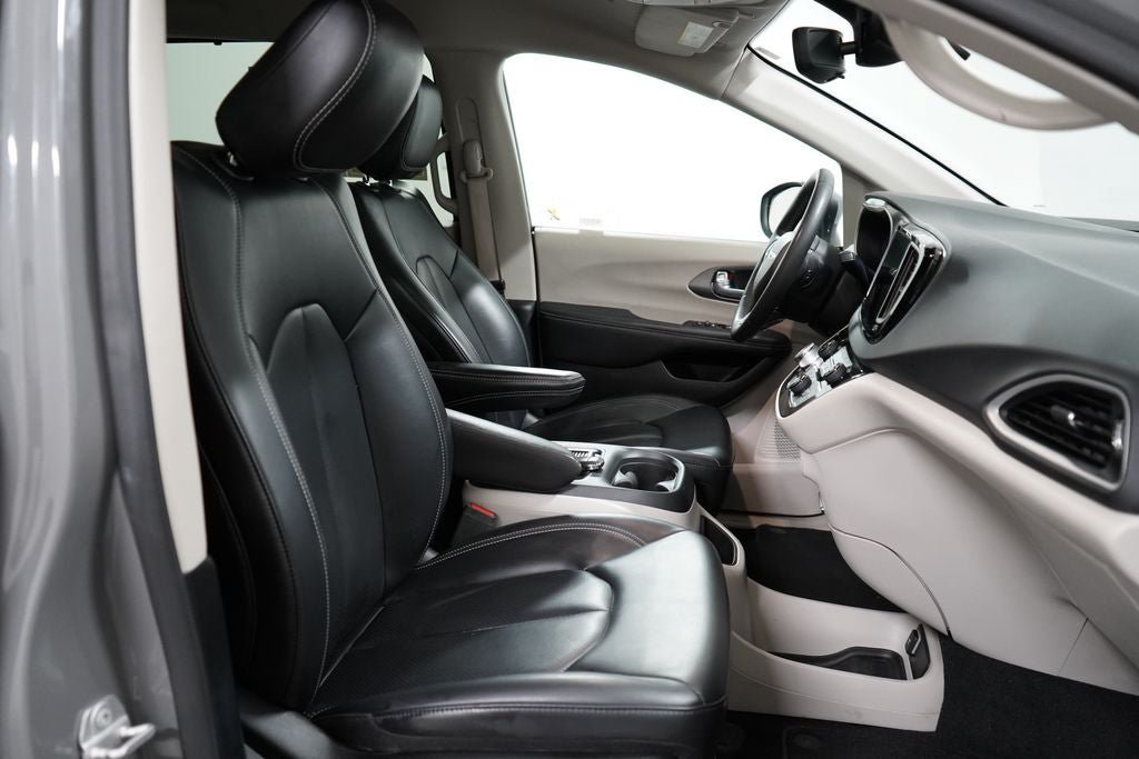 Used 2023 Chrysler Pacifica Touring-L FWD image 21