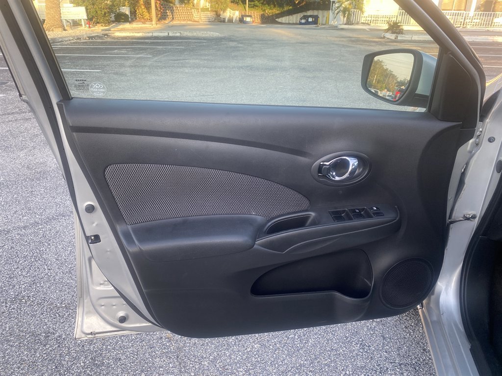 Used 2015 Nissan Versa SV image 9