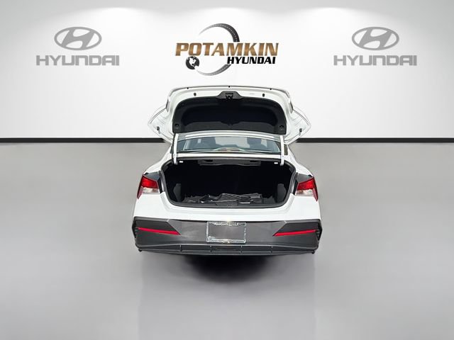 Certified 2025 Hyundai Elantra SE FWD image 24