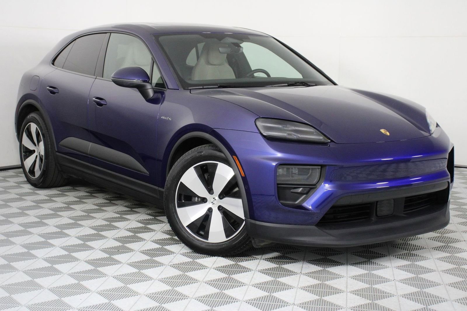 Certified 2025 Porsche Macan 4 Electric AWD/4WD image 9