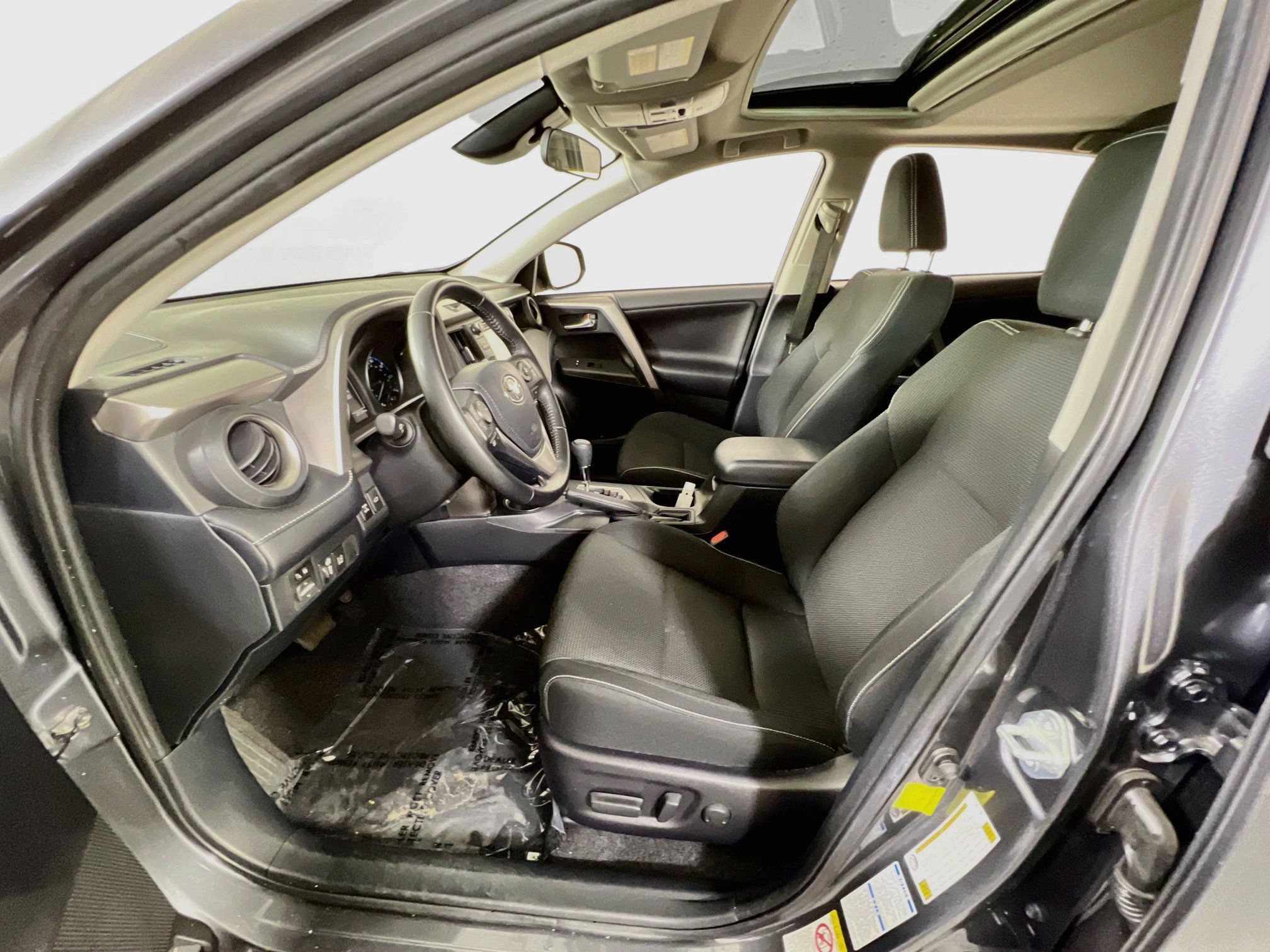 Used 2018 Toyota RAV4 XLE AWD/4WD image 19