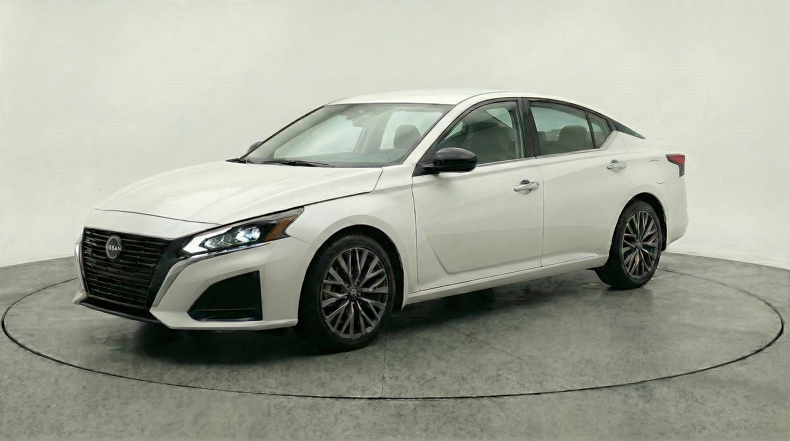 Used 2025 Nissan Altima 2.5 SV image 3