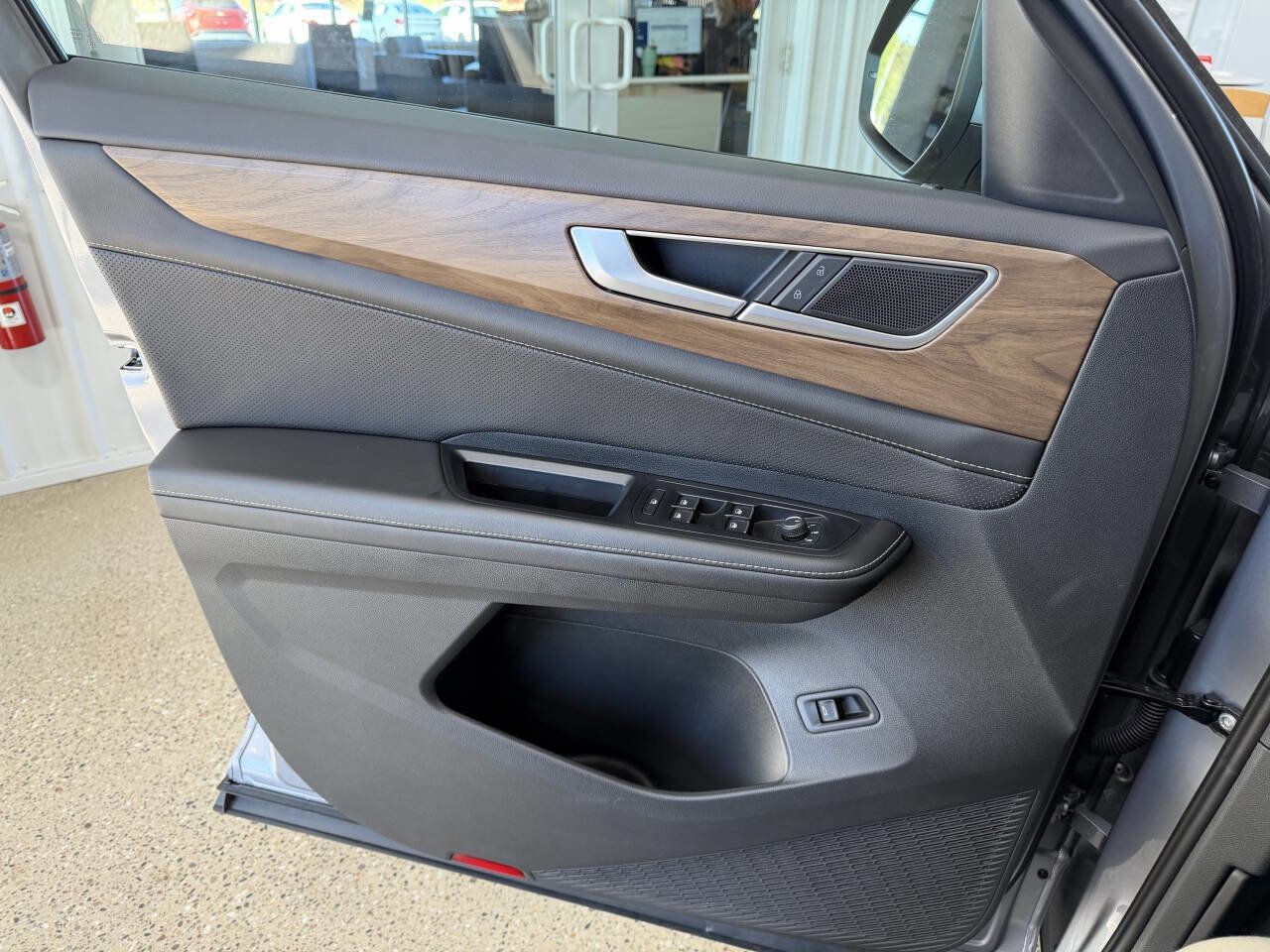 Used 2025 Volkswagen Atlas SE image 33