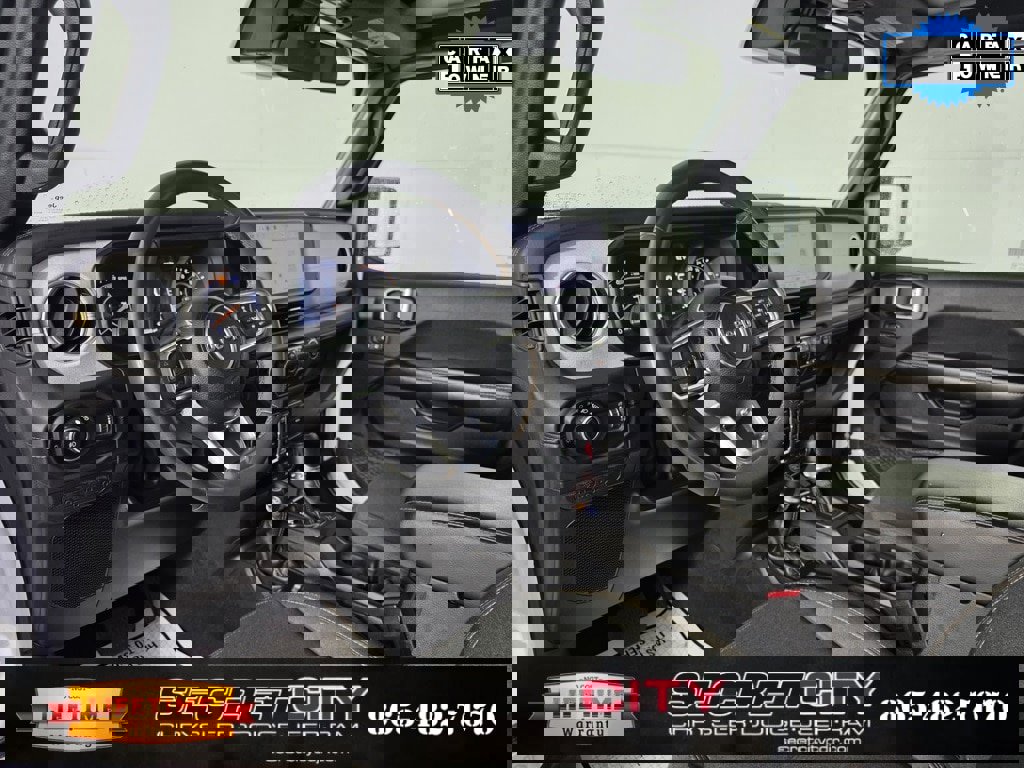 Used 2024 Jeep Wrangler Sahara image 11