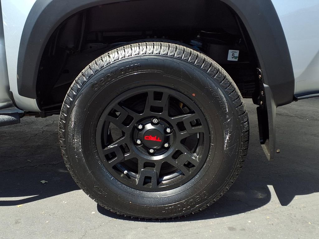 Certified 2018 Toyota Tacoma TRD Off-Road w/ Technology Package AWD/4WD image 4