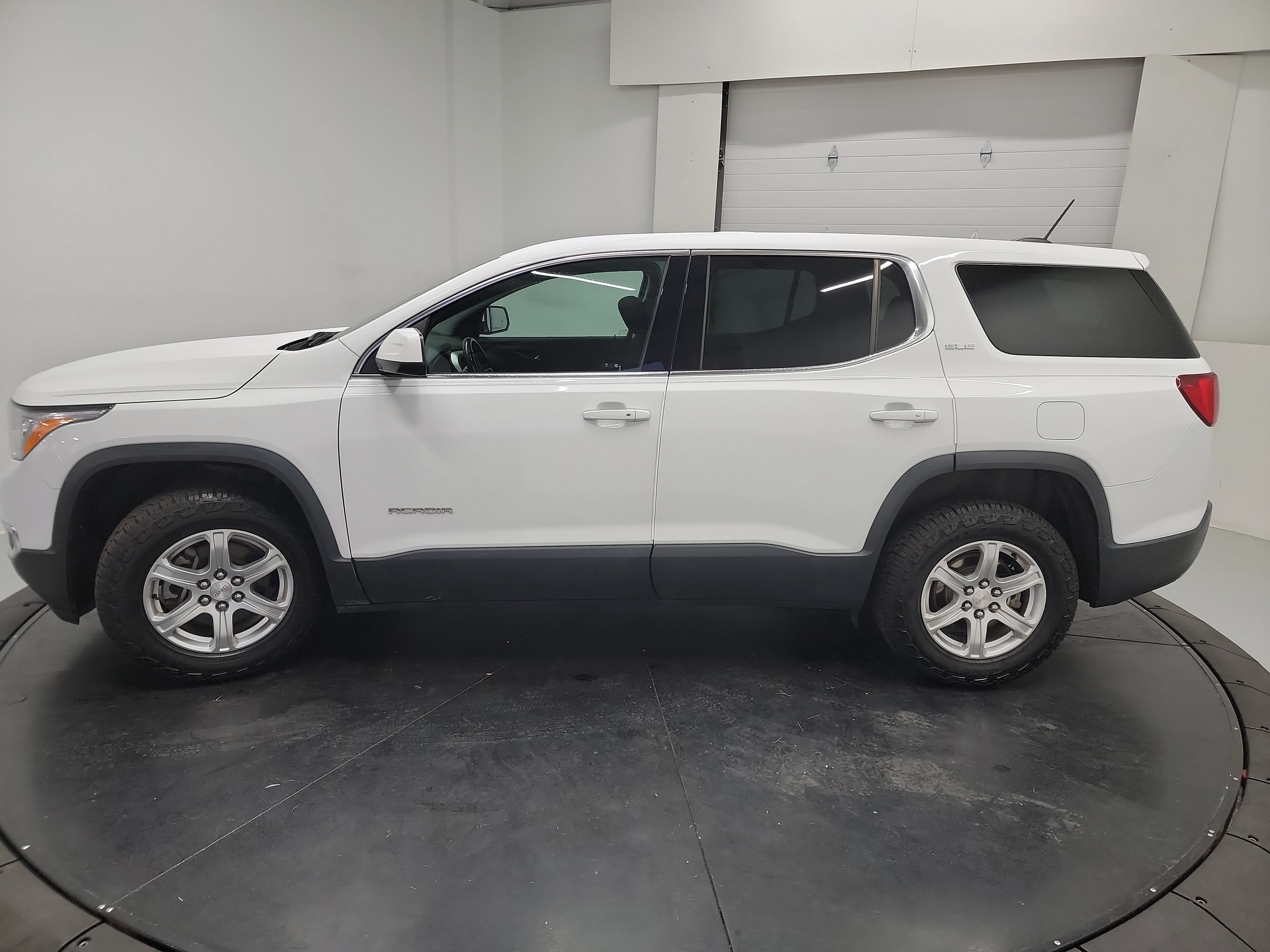 Used 2019 GMC Acadia SLE FWD image 4
