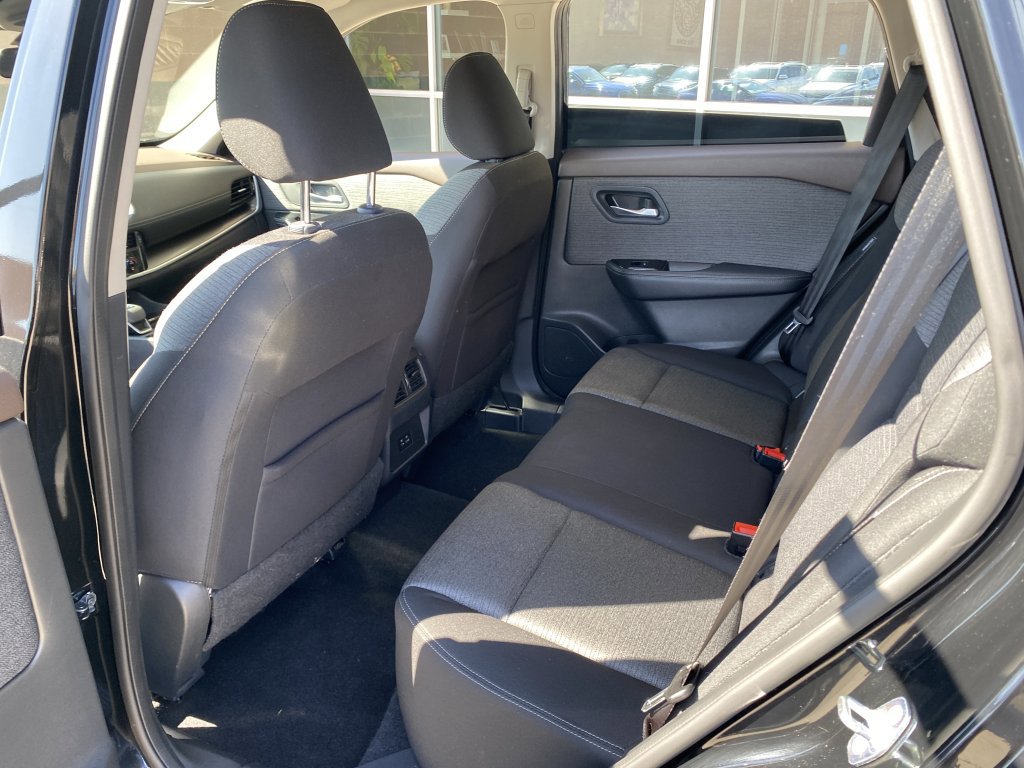 Used 2022 Nissan Rogue SV FWD image 17