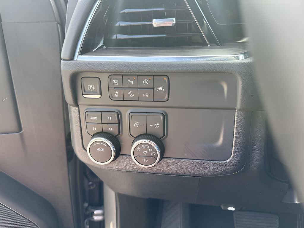 Used 2025 Chevrolet Suburban Z71 image 29