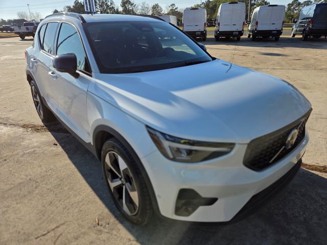 Used 2025 Volvo XC40 B5 Plus image 10