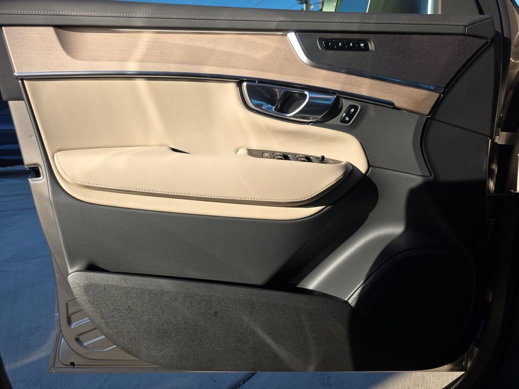 New 2026 Volvo XC90 B6 Plus w/ Protection Package Premier image 30