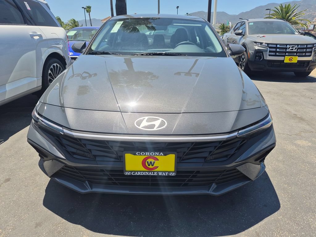 Used 2026 Hyundai Elantra SE FWD image 4