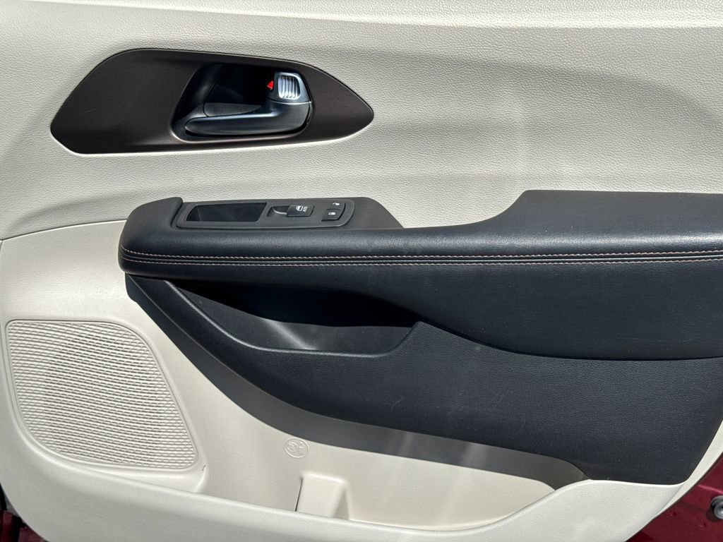 Used 2019 Chrysler Pacifica Touring-L image 14