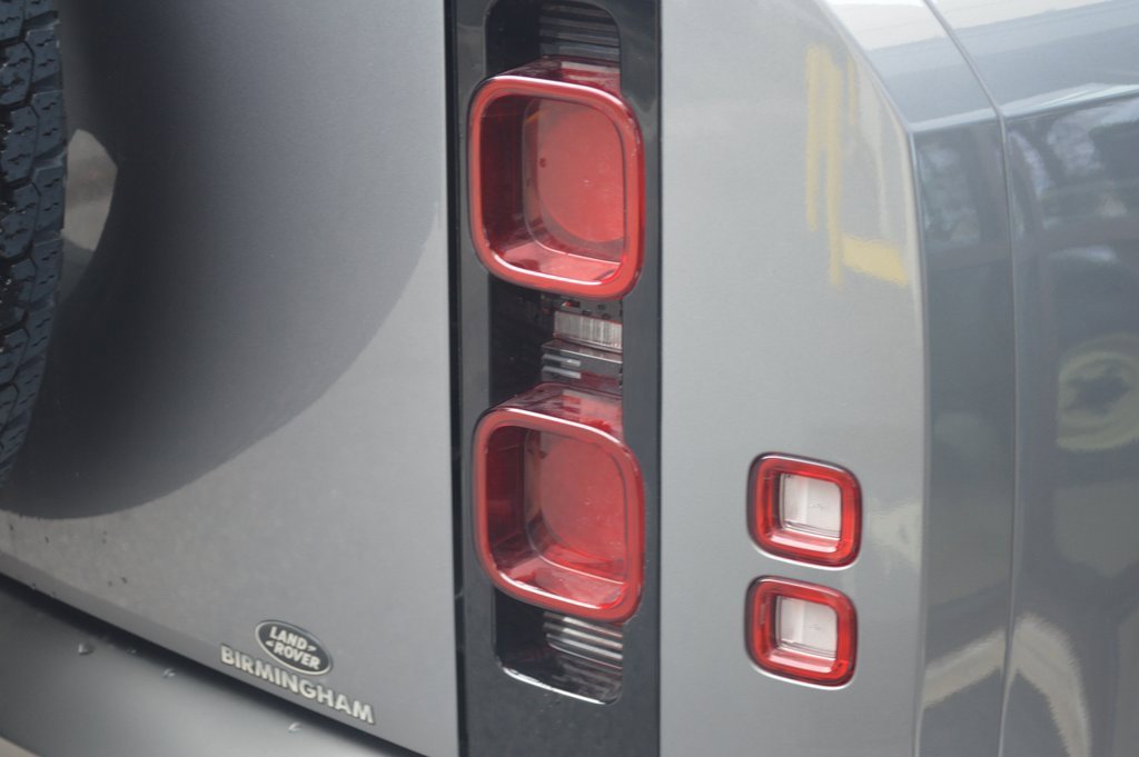 Used 2024 Land Rover Defender 90 X-Dynamic SE image 8