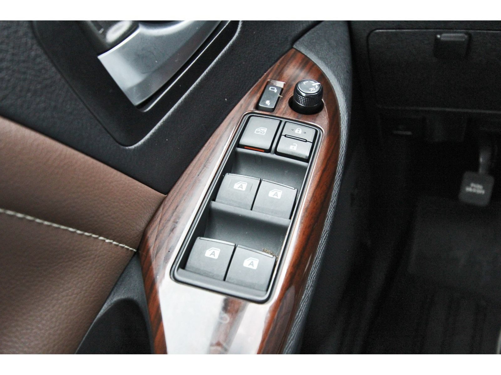Used 2015 Toyota Sienna Limited Premium FWD image 23