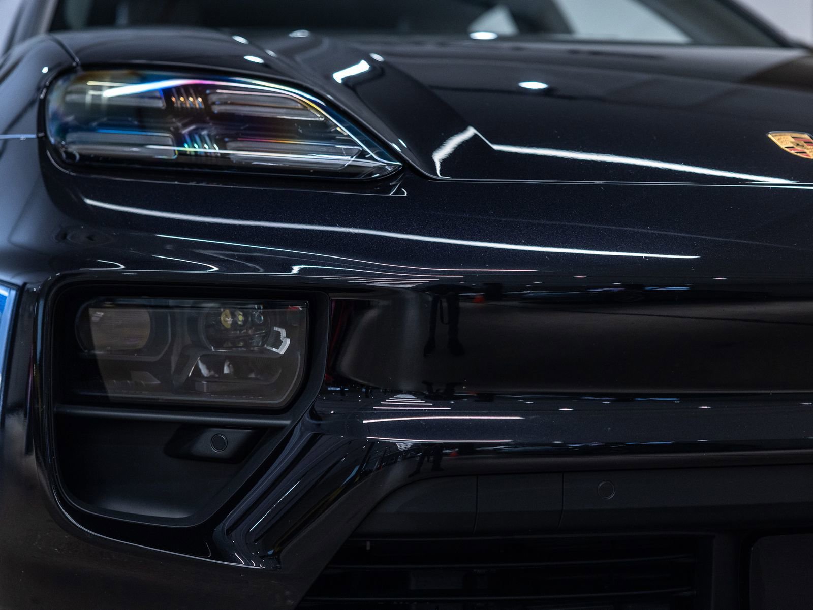 Certified 2025 Porsche Macan Electric image 13