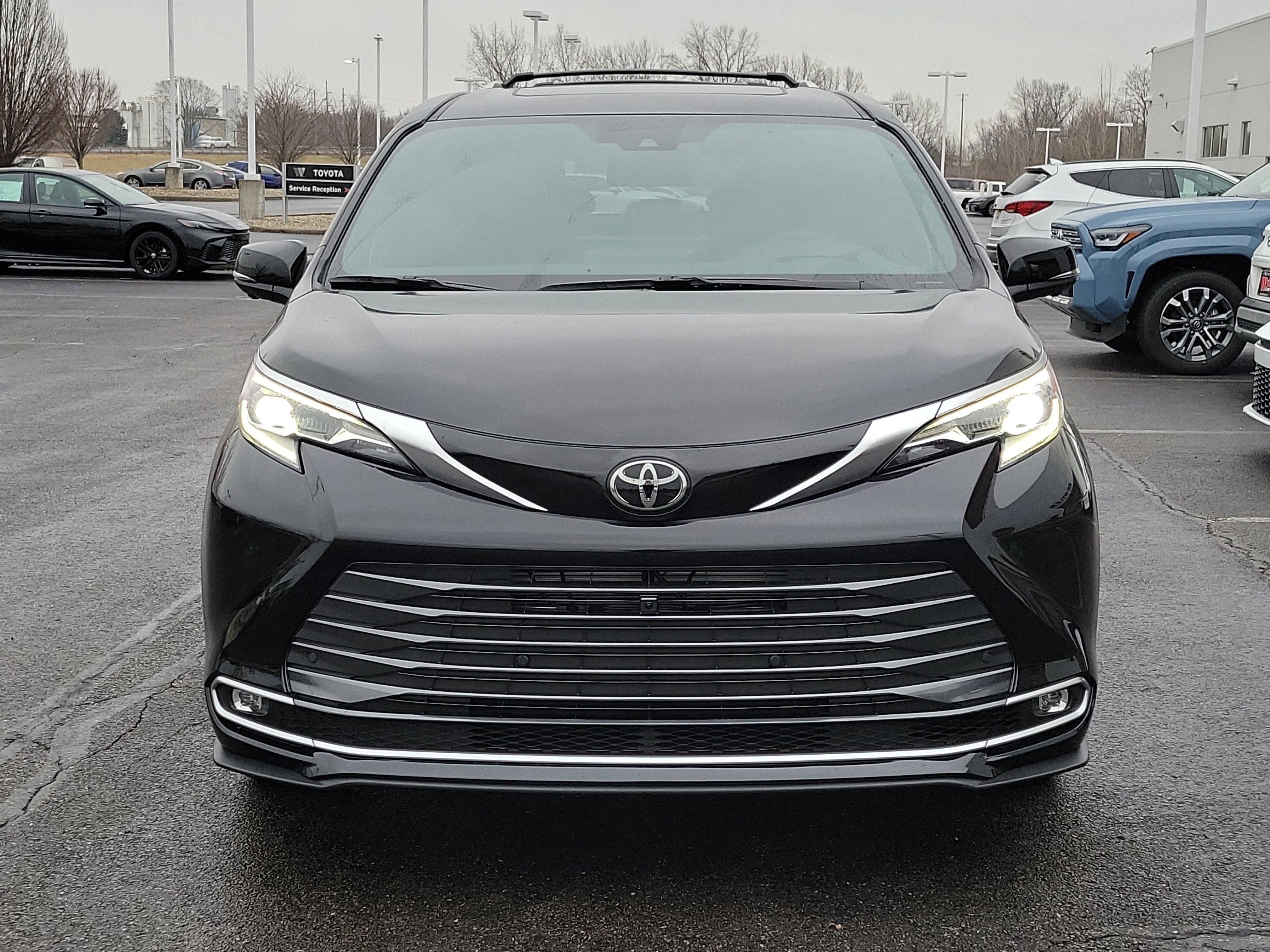 New 2026 Toyota Sienna Platinum image 2