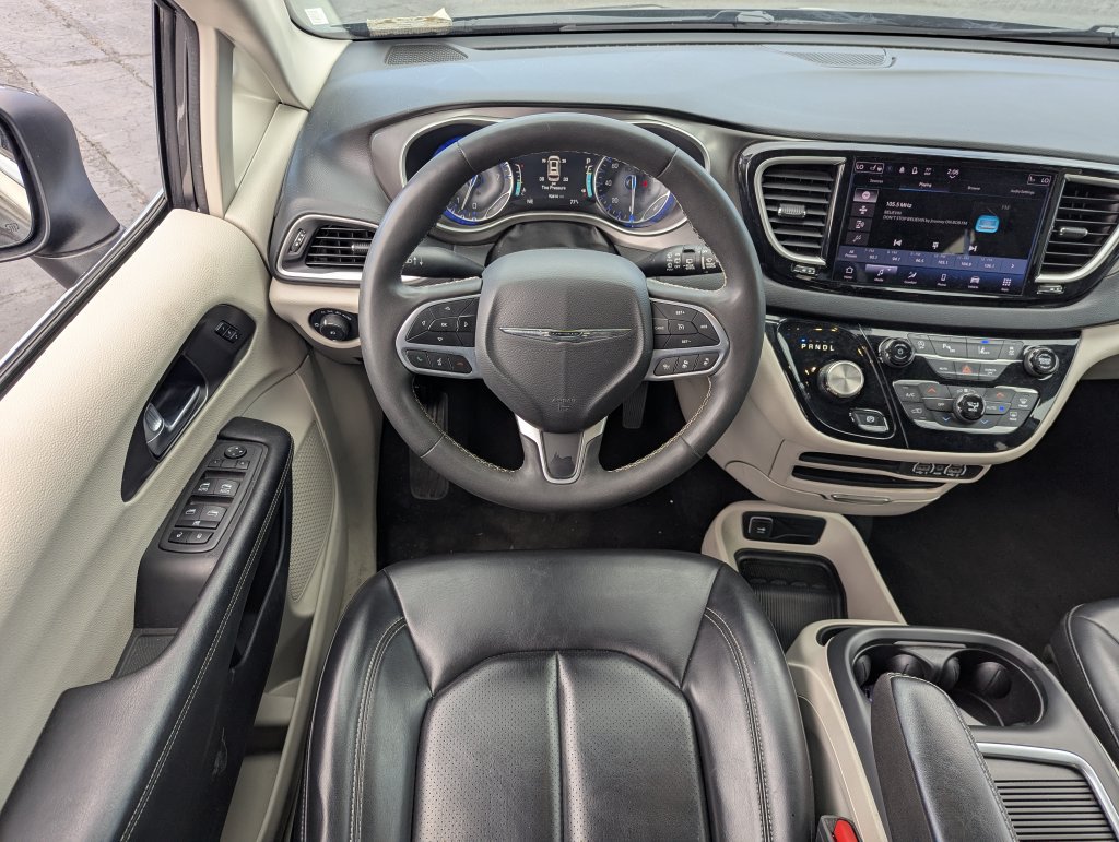 Used 2023 Chrysler Pacifica Touring-L FWD image 27